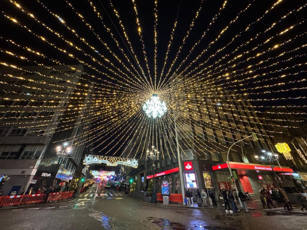 La Navidad de Vigo empieza sin agobios (ni noria): buena afluencia y tráfico fluido
