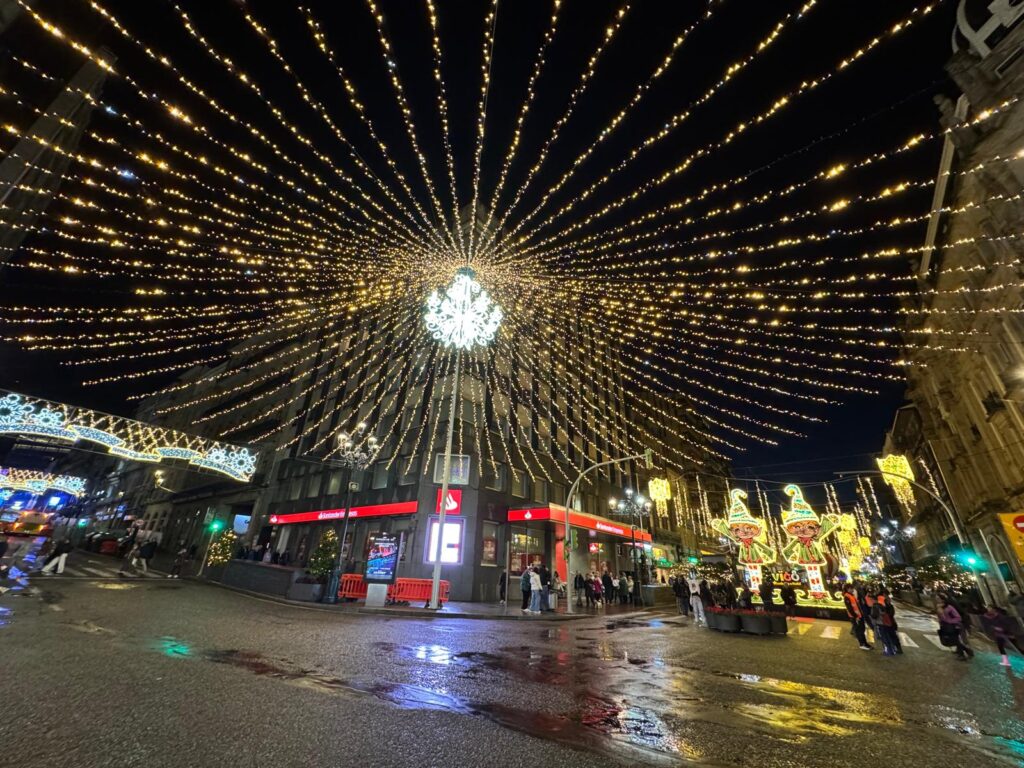 La Navidad de Vigo empieza sin agobios (ni noria): buena afluencia y tráfico fluido