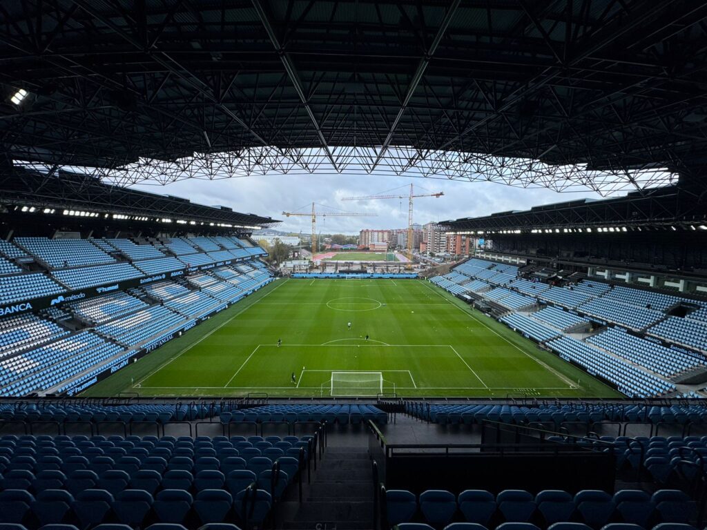 Las obras de la grada de Gol de Balaídos continúan avanzando para alcanzar el objetivo marcado. Febrero de 2027 en la fecha señalada para que reabra el estadio por fin al completo. A catorce meses vista, se puede observar cómo se levantan los pilares.