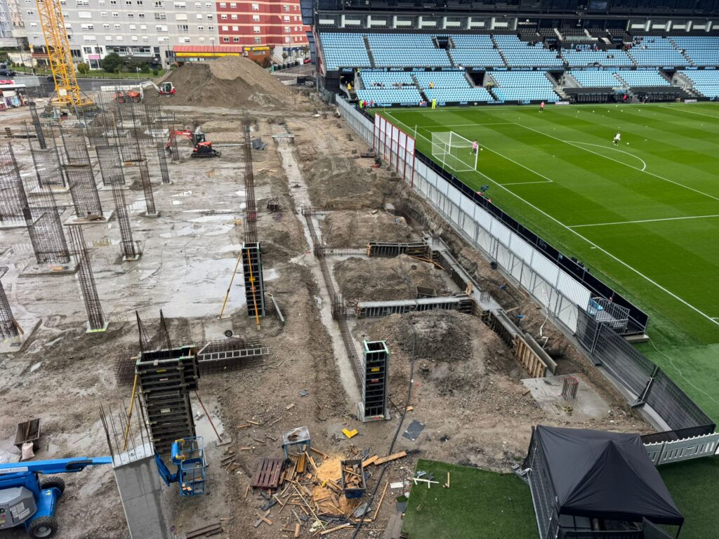 Las obras de la grada de Gol de Balaídos continúan avanzando para alcanzar el objetivo marcado. Febrero de 2027 en la fecha señalada para que reabra el estadio por fin al completo. A catorce meses vista, se puede observar cómo se levantan los pilares.