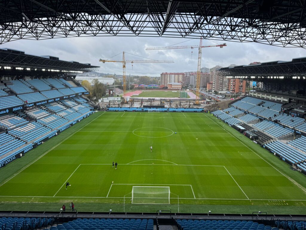 Las obras de la grada de Gol de Balaídos continúan avanzando para alcanzar el objetivo marcado. Febrero de 2027 en la fecha señalada para que reabra el estadio por fin al completo. A catorce meses vista, se puede observar cómo se levantan los pilares.