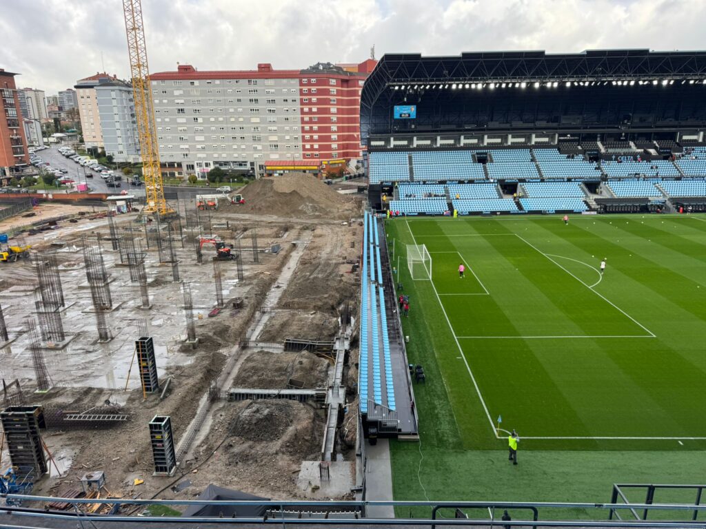 Las obras de la grada de Gol de Balaídos continúan avanzando para alcanzar el objetivo marcado. Febrero de 2027 en la fecha señalada para que reabra el estadio por fin al completo. A catorce meses vista, se puede observar cómo se levantan los pilares.