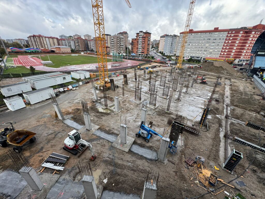 Las obras de la grada de Gol de Balaídos continúan avanzando para alcanzar el objetivo marcado. Febrero de 2027 en la fecha señalada para que reabra el estadio por fin al completo. A catorce meses vista, se puede observar cómo se levantan los pilares.