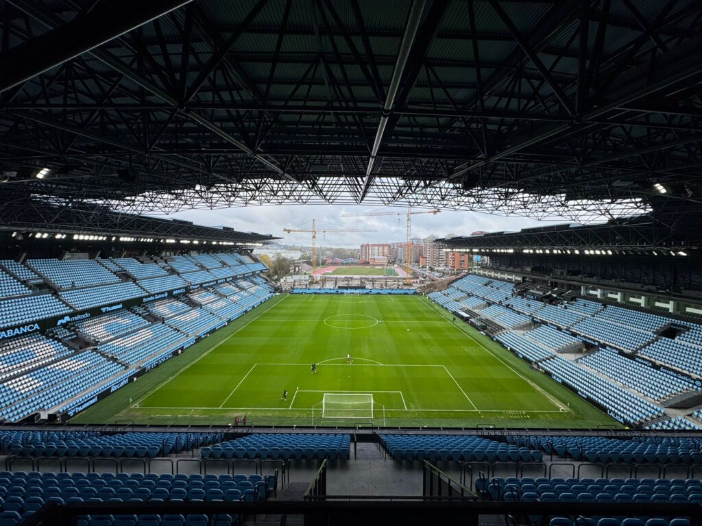 Las obras de la grada de Gol de Balaídos continúan avanzando para alcanzar el objetivo marcado. Febrero de 2027 en la fecha señalada para que reabra el estadio por fin al completo. A catorce meses vista, se puede observar cómo se levantan los pilares.