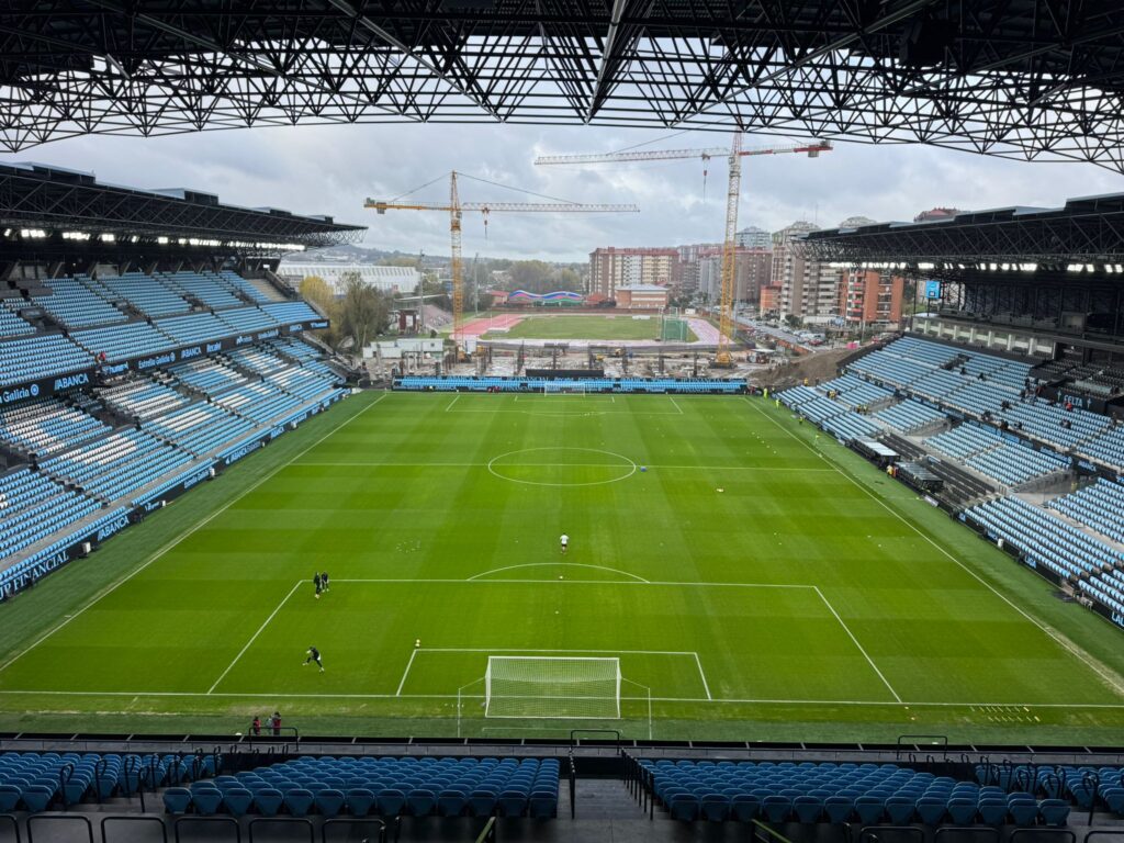Las obras de la grada de Gol de Balaídos continúan avanzando para alcanzar el objetivo marcado. Febrero de 2027 en la fecha señalada para que reabra el estadio por fin al completo. A catorce meses vista, se puede observar cómo se levantan los pilares.