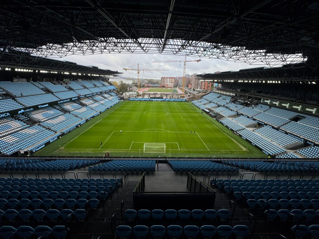 Las obras de la grada de Gol de Balaídos continúan avanzando para alcanzar el objetivo marcado. Febrero de 2027 en la fecha señalada para que reabra el estadio por fin al completo. A catorce meses vista, se puede observar cómo se levantan los pilares.