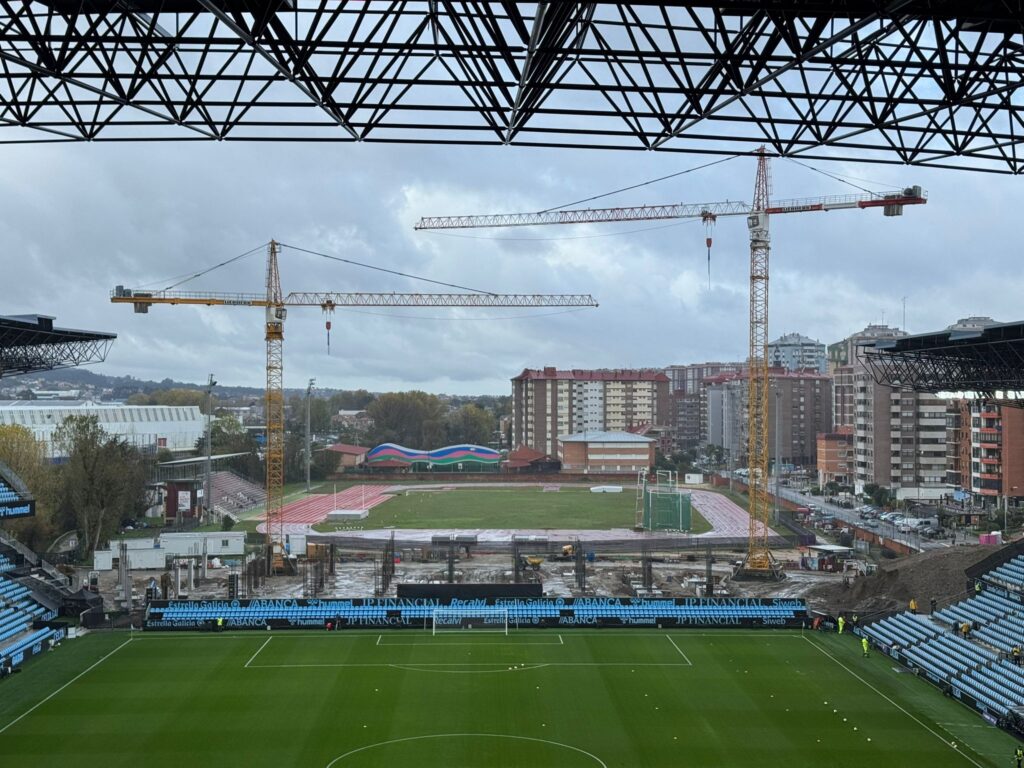 Las obras de la grada de Gol de Balaídos continúan avanzando para alcanzar el objetivo marcado. Febrero de 2027 en la fecha señalada para que reabra el estadio por fin al completo. A catorce meses vista, se puede observar cómo se levantan los pilares.