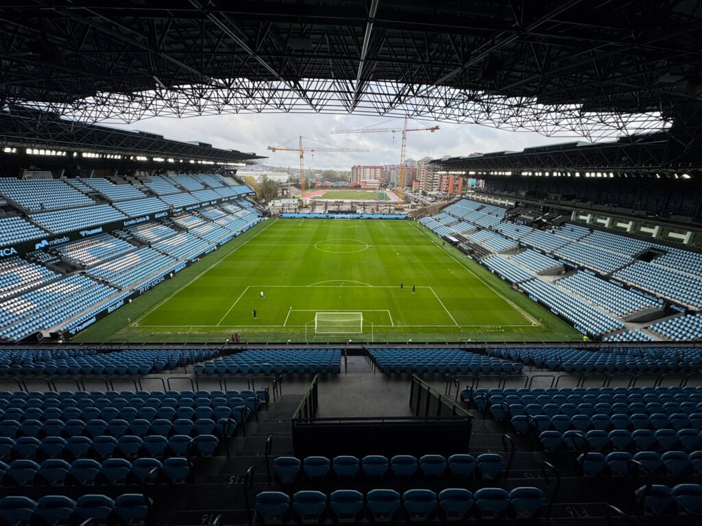 Las obras de la grada de Gol de Balaídos continúan avanzando para alcanzar el objetivo marcado. Febrero de 2027 en la fecha señalada para que reabra el estadio por fin al completo. A catorce meses vista, se puede observar cómo se levantan los pilares.
