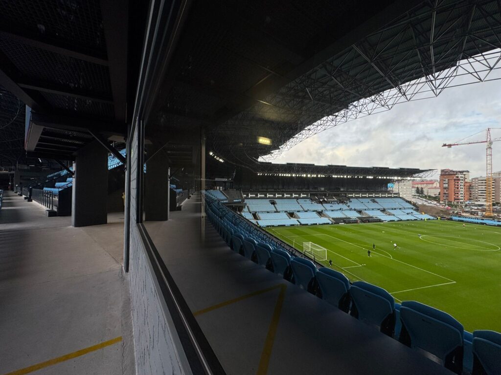 Las obras de la grada de Gol de Balaídos continúan avanzando para alcanzar el objetivo marcado. Febrero de 2027 en la fecha señalada para que reabra el estadio por fin al completo. A catorce meses vista, se puede observar cómo se levantan los pilares.