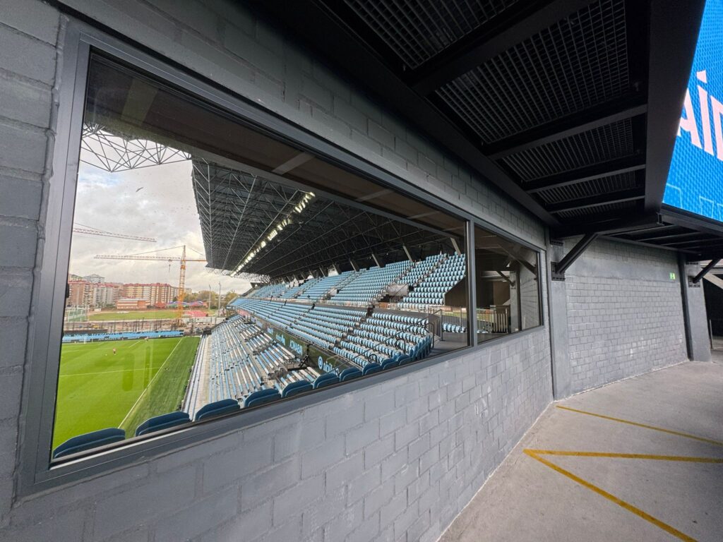 Las obras de la grada de Gol de Balaídos continúan avanzando para alcanzar el objetivo marcado. Febrero de 2027 en la fecha señalada para que reabra el estadio por fin al completo. A catorce meses vista, se puede observar cómo se levantan los pilares.