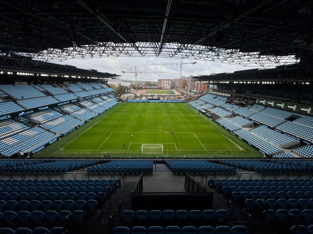 Las obras de la grada de Gol de Balaídos continúan avanzando para alcanzar el objetivo marcado. Febrero de 2027 en la fecha señalada para que reabra el estadio por fin al completo. A catorce meses vista, se puede observar cómo se levantan los pilares.