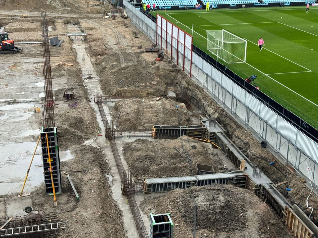 Las obras de la grada de Gol de Balaídos continúan avanzando para alcanzar el objetivo marcado. Febrero de 2027 en la fecha señalada para que reabra el estadio por fin al completo. A catorce meses vista, se puede observar cómo se levantan los pilares.