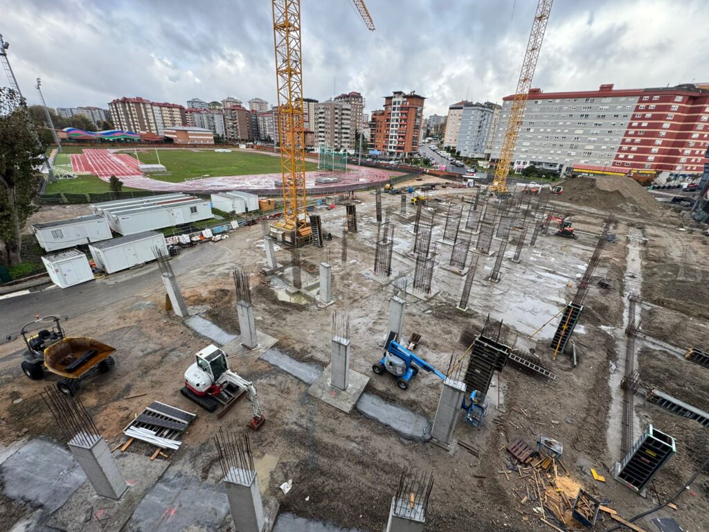 Las obras de la grada de Gol de Balaídos continúan avanzando para alcanzar el objetivo marcado. Febrero de 2027 en la fecha señalada para que reabra el estadio por fin al completo. A catorce meses vista, se puede observar cómo se levantan los pilares.