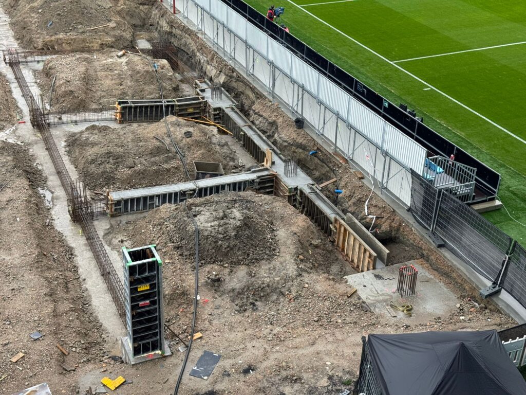 Las obras de la grada de Gol de Balaídos continúan avanzando para alcanzar el objetivo marcado. Febrero de 2027 en la fecha señalada para que reabra el estadio por fin al completo. A catorce meses vista, se puede observar cómo se levantan los pilares.