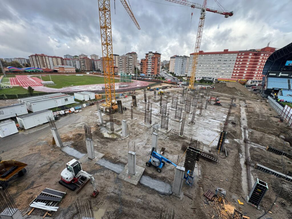 Las obras de la grada de Gol de Balaídos continúan avanzando para alcanzar el objetivo marcado. Febrero de 2027 en la fecha señalada para que reabra el estadio por fin al completo. A catorce meses vista, se puede observar cómo se levantan los pilares.