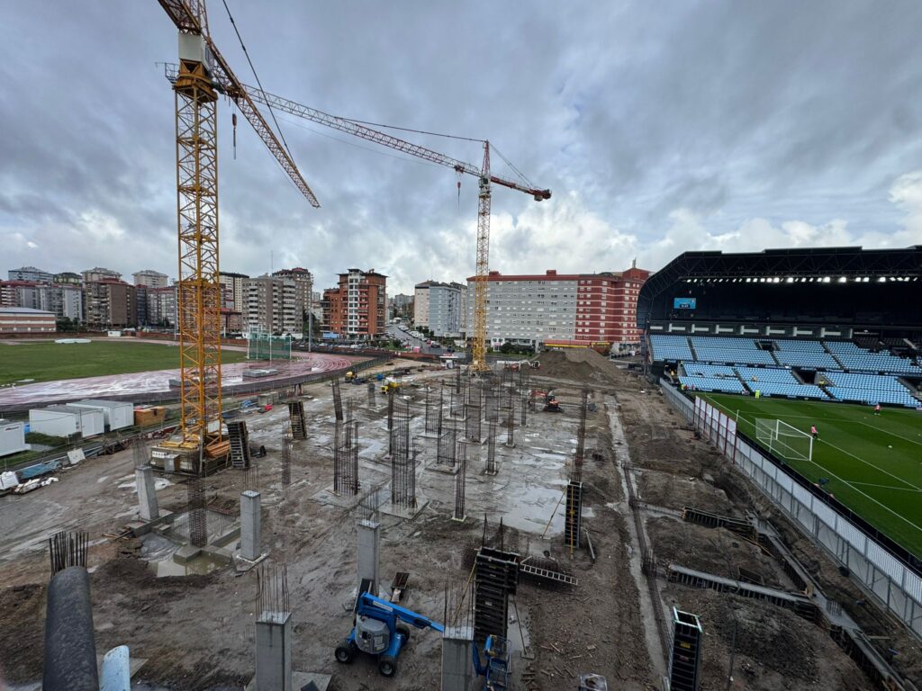 Las obras de la grada de Gol de Balaídos continúan avanzando para alcanzar el objetivo marcado. Febrero de 2027 en la fecha señalada para que reabra el estadio por fin al completo. A catorce meses vista, se puede observar cómo se levantan los pilares.