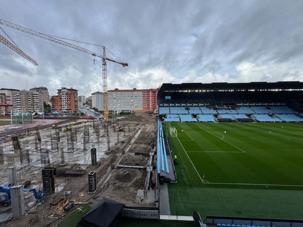 Las obras de la grada de Gol de Balaídos continúan avanzando para alcanzar el objetivo marcado. Febrero de 2027 en la fecha señalada para que reabra el estadio por fin al completo. A catorce meses vista, se puede observar cómo se levantan los pilares.