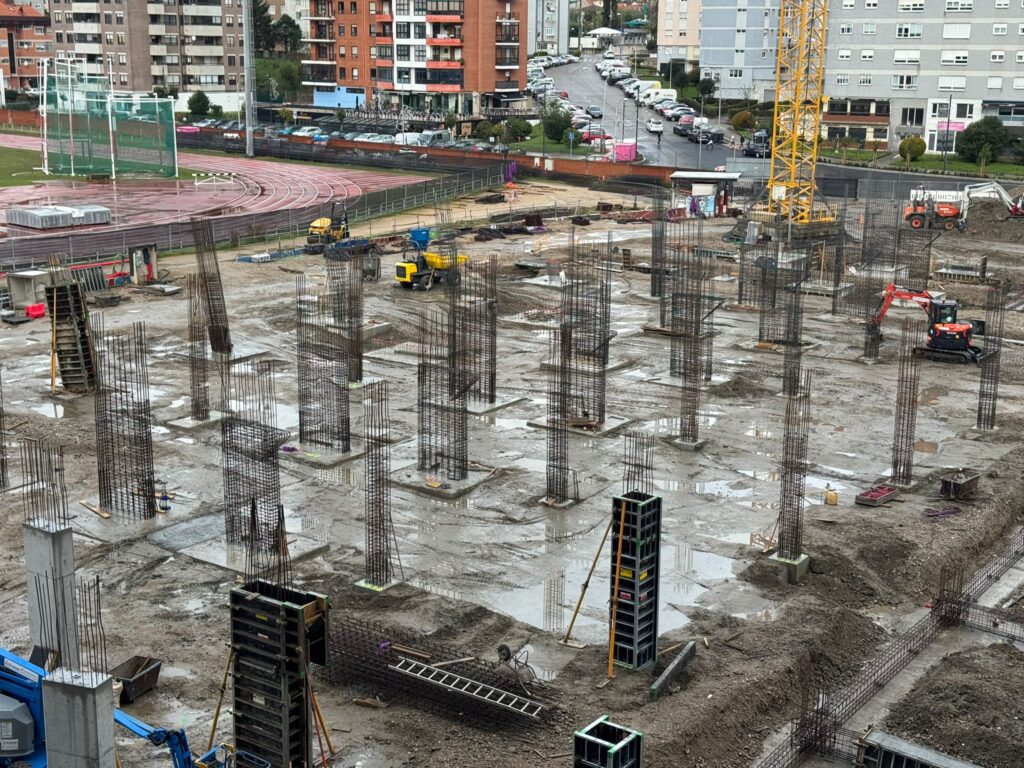Las obras de la grada de Gol de Balaídos continúan avanzando para alcanzar el objetivo marcado. Febrero de 2027 en la fecha señalada para que reabra el estadio por fin al completo. A catorce meses vista, se puede observar cómo se levantan los pilares.