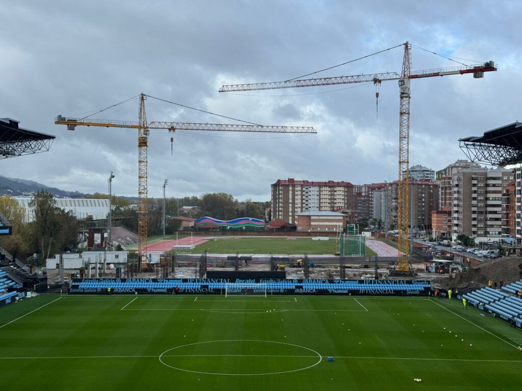Las obras de la grada de Gol de Balaídos continúan avanzando para alcanzar el objetivo marcado. Febrero de 2027 en la fecha señalada para que reabra el estadio por fin al completo. A catorce meses vista, se puede observar cómo se levantan los pilares.