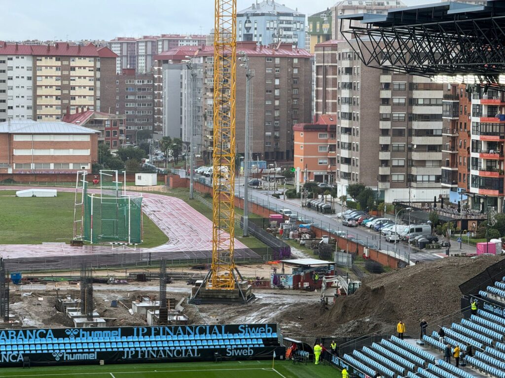Las obras de la grada de Gol de Balaídos continúan avanzando para alcanzar el objetivo marcado. Febrero de 2027 en la fecha señalada para que reabra el estadio por fin al completo. A catorce meses vista, se puede observar cómo se levantan los pilares.