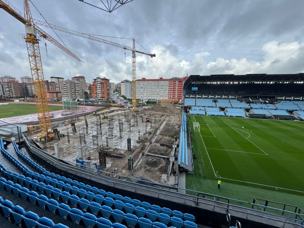 Las obras de la grada de Gol de Balaídos continúan avanzando para alcanzar el objetivo marcado. Febrero de 2027 en la fecha señalada para que reabra el estadio por fin al completo. A catorce meses vista, se puede observar cómo se levantan los pilares.