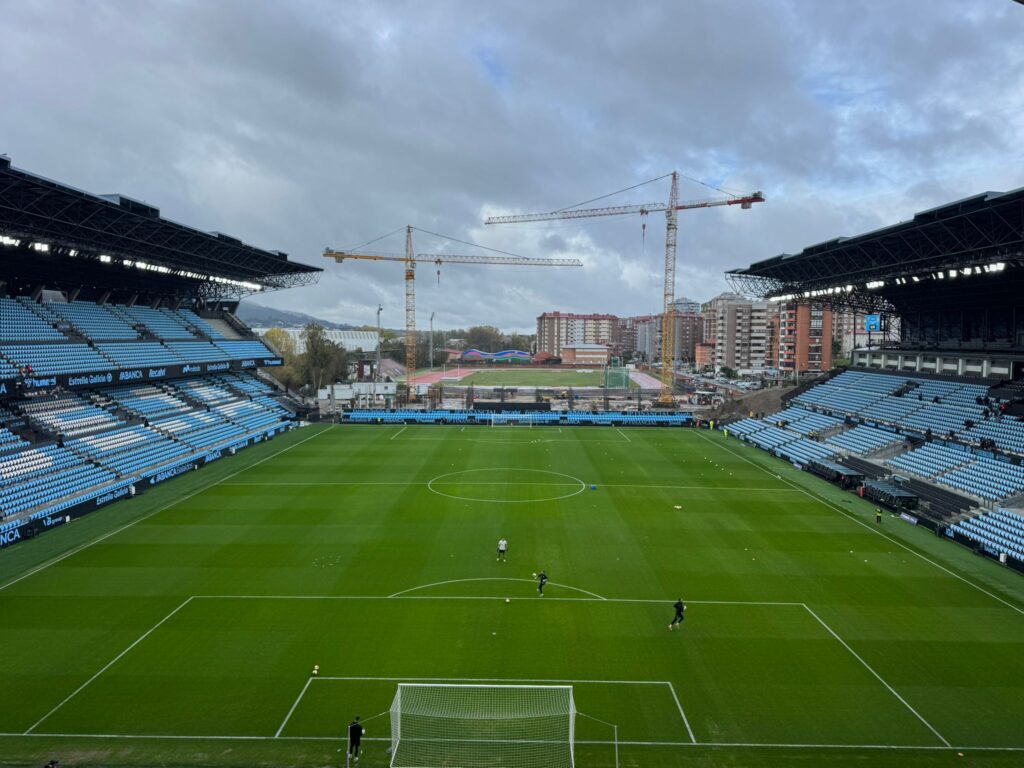 Las obras de la grada de Gol de Balaídos continúan avanzando para alcanzar el objetivo marcado. Febrero de 2027 en la fecha señalada para que reabra el estadio por fin al completo. A catorce meses vista, se puede observar cómo se levantan los pilares.