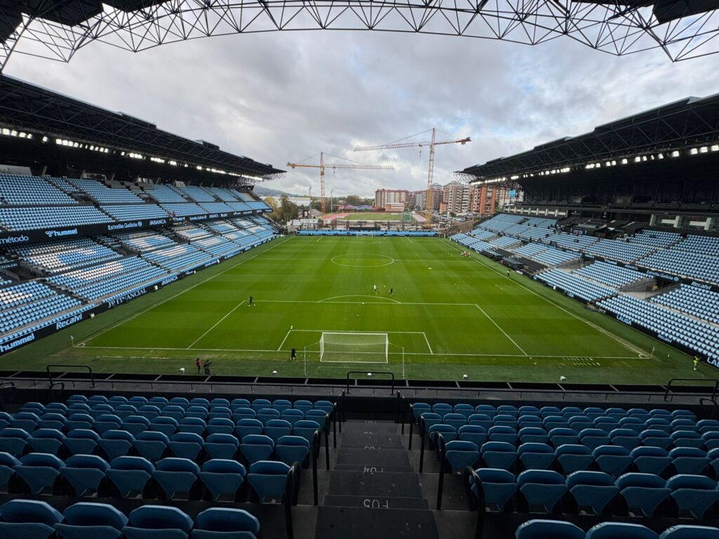 Las obras de la grada de Gol de Balaídos continúan avanzando para alcanzar el objetivo marcado. Febrero de 2027 en la fecha señalada para que reabra el estadio por fin al completo. A catorce meses vista, se puede observar cómo se levantan los pilares.