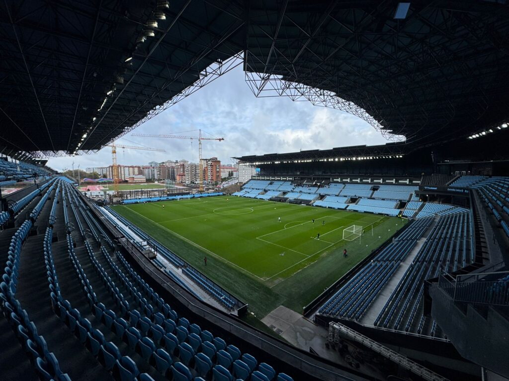 Las obras de la grada de Gol de Balaídos continúan avanzando para alcanzar el objetivo marcado. Febrero de 2027 en la fecha señalada para que reabra el estadio por fin al completo. A catorce meses vista, se puede observar cómo se levantan los pilares.