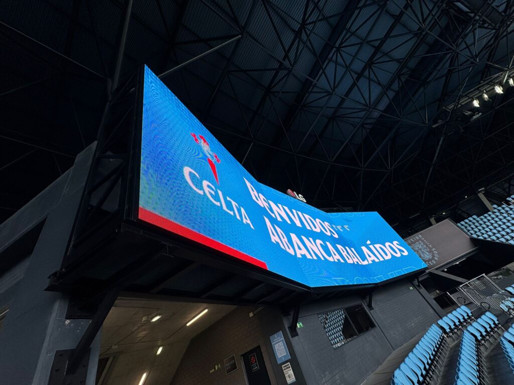 Las obras de la grada de Gol de Balaídos continúan avanzando para alcanzar el objetivo marcado. Febrero de 2027 en la fecha señalada para que reabra el estadio por fin al completo. A catorce meses vista, se puede observar cómo se levantan los pilares.