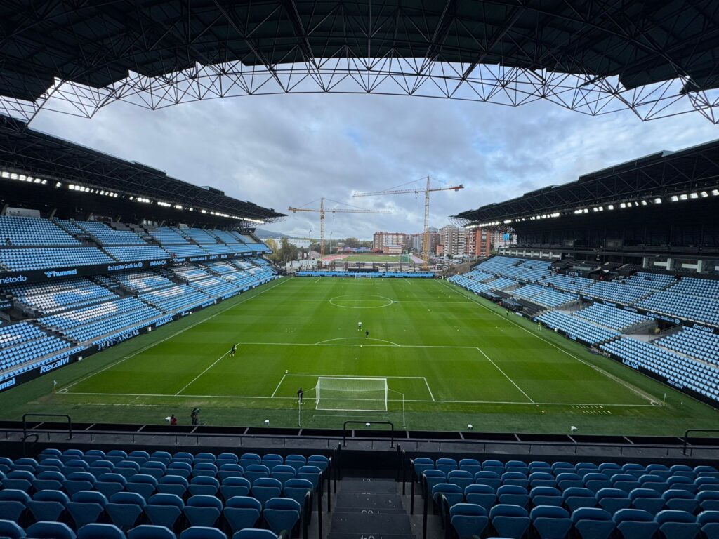 Las obras de la grada de Gol de Balaídos continúan avanzando para alcanzar el objetivo marcado. Febrero de 2027 en la fecha señalada para que reabra el estadio por fin al completo. A catorce meses vista, se puede observar cómo se levantan los pilares.