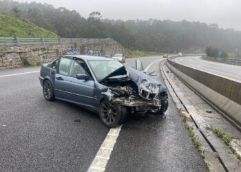 Dos heridos en una salida de vía en la Autovía do Morrazo