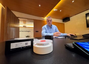 El vigués inventor de la baliza que llevarás en tu coche: «Siento que esto es como un deber cumplido»