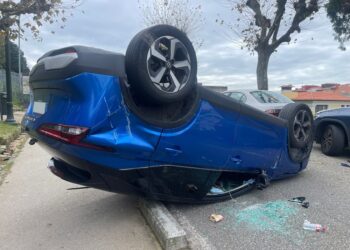 Un aparatoso accidente en O Castro se salda con dos heridas leves