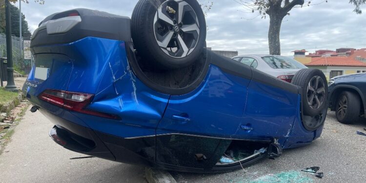 Un aparatoso accidente en O Castro se salda con dos heridas leves