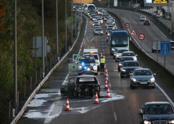Más dificultades para llegar a la Navidad de Vigo: un incendio calcina un turismo en uno de los principales accesos