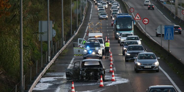 Más dificultades para llegar a la Navidad de Vigo: un incendio calcina un turismo en uno de los principales accesos