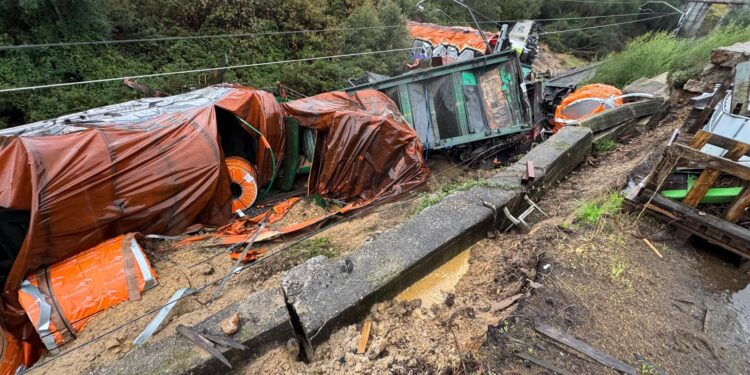 Retirar el tren descarrilado en As Neves: una labor «compleja» en un lugar de «difícil acceso» que impide «estimar plazos»