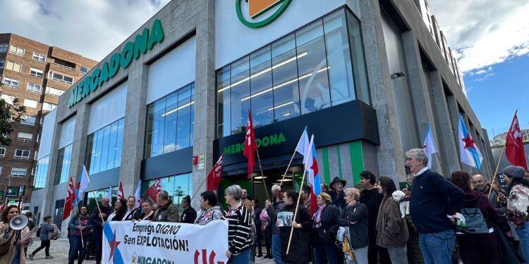 Mercadona abre su nuevo supermercado en Vigo con una protesta de los trabajadores por «acoso laboral»
