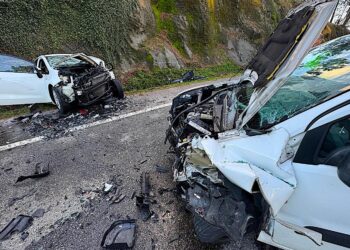 Grave accidente entre dos turismos en Bembrive