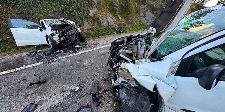 Grave accidente entre dos turismos en Bembrive