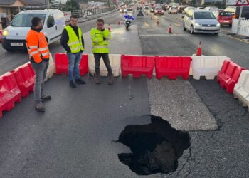 El reventón de un colector de pluviales, causa del socavón en la Avenida de Madrid