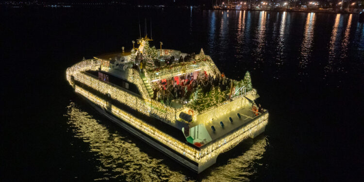 La Ría de Vigo ya brilla con más de 70.000 luces led del barco más navideño