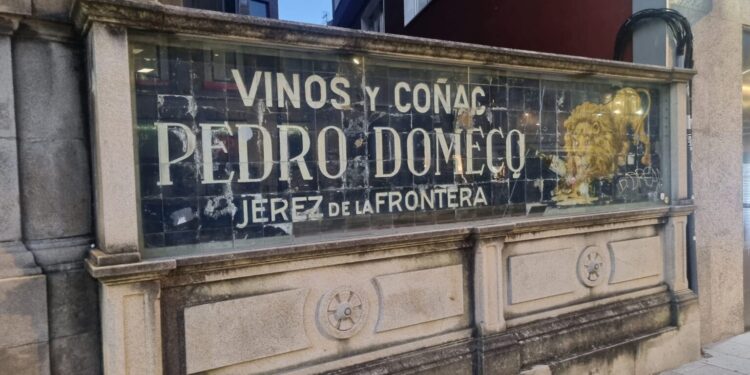 Vigo ultima el regreso (con mayor esplendor) de uno de sus iconos: el león más histórico vuelve a brillar