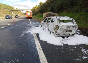 Calcinado por completo un vehículo híbrido en la A52, con mayor riesgo para los Bomberos