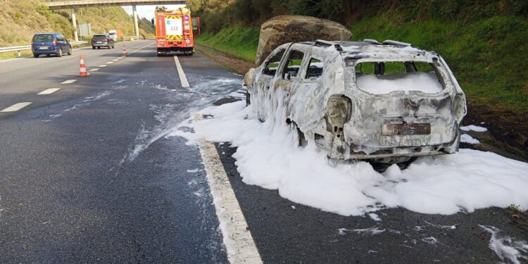 Calcinado por completo un vehículo híbrido en la A52, con mayor riesgo para los Bomberos