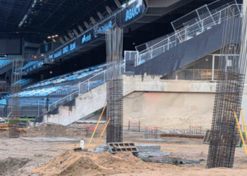 Instalados los primeros pilares que sostendrán la grada de Gol