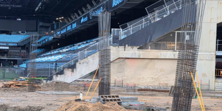 Instalados los primeros pilares que sostendrán la grada de Gol
