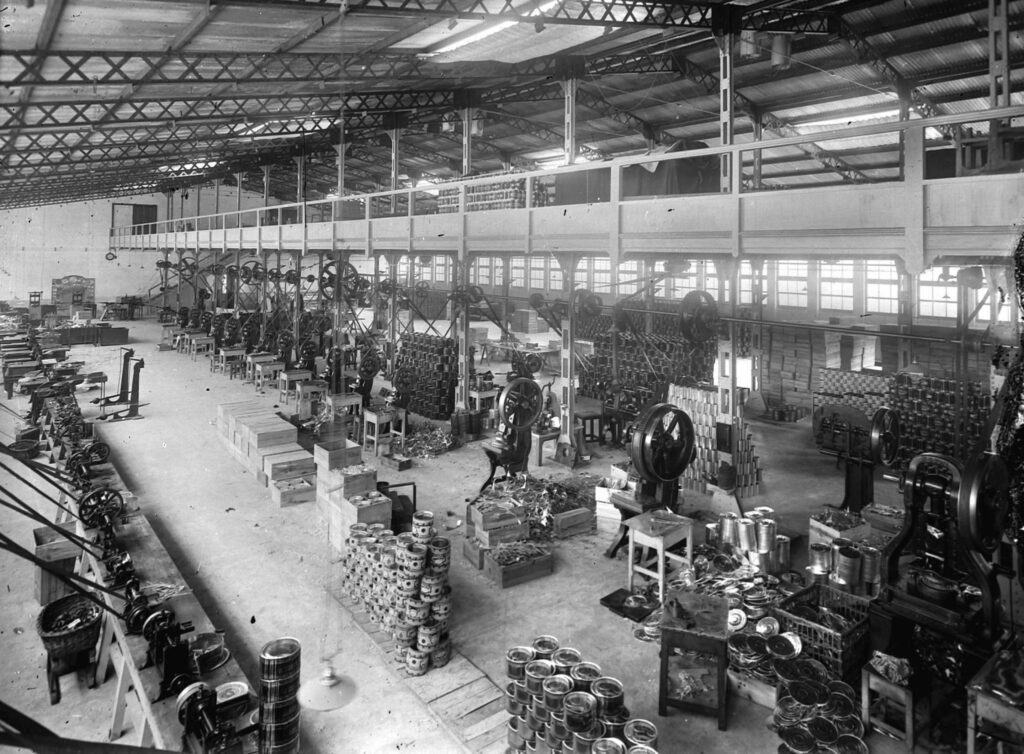 La empresa La Artística fue fundada por uno de los grandes capitanes que tuvo Vigo en el siglo XX, como fue Eugenio Fadrique González. Eugenio Fadrique, coruñés de nacimiento, comenzó en su ciudad a trabajar en la empresa La Artística, propiedad de Germán Suárez y Salgado, que se dedicaba a la fabricación y litografía de envases metálicos para conservas.