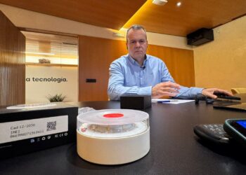 El vigués inventor de la baliza que llevarás en tu coche: «Siento que esto es como un deber cumplido»