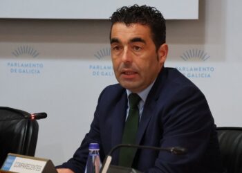 Luis López tiende la mano a Vigo en la presentación de los presupuestos en el Parlamento